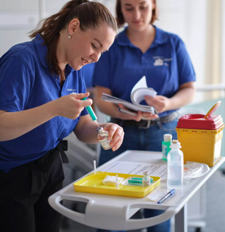 Person beim Pipettieren in einem Labor